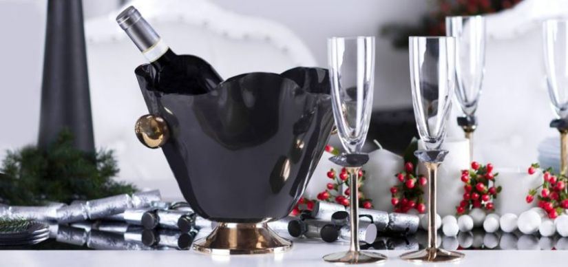 christmas table setting Gala is a gorgeous blue wine ice bucket that sits on a bronze pedestal with handcasted and hand polished bronze handles. Gala is presented together with two handcrafted champagne glasses with the same colour glass jem as Gala.