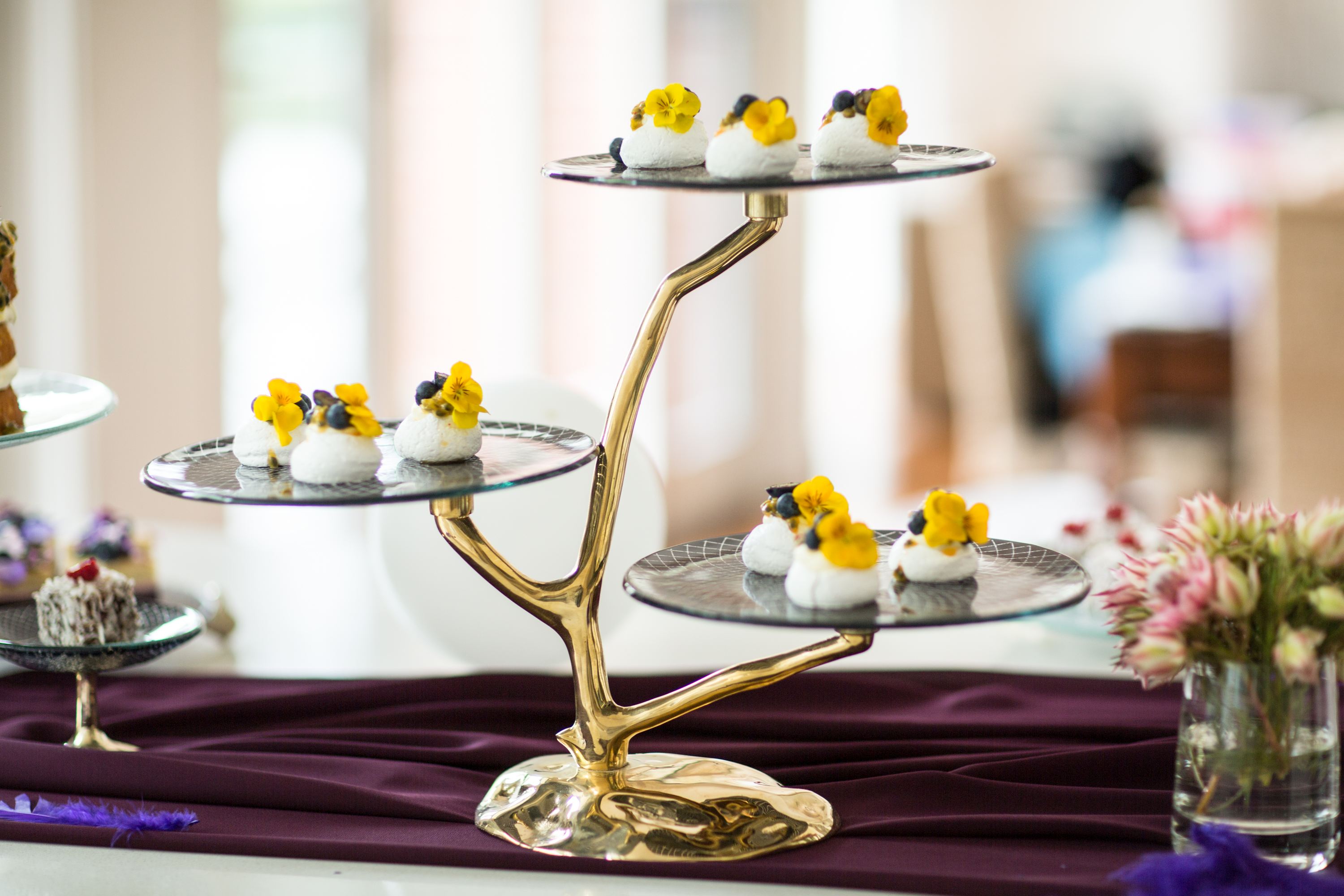 White Cake Stand – L – The Hourglass House-sonthuy.vn