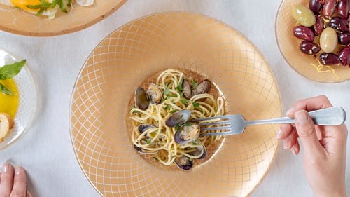 Wide-rimmed pasta plates & soup bowls with the gold pasta plate Amur by Anna Vasily.