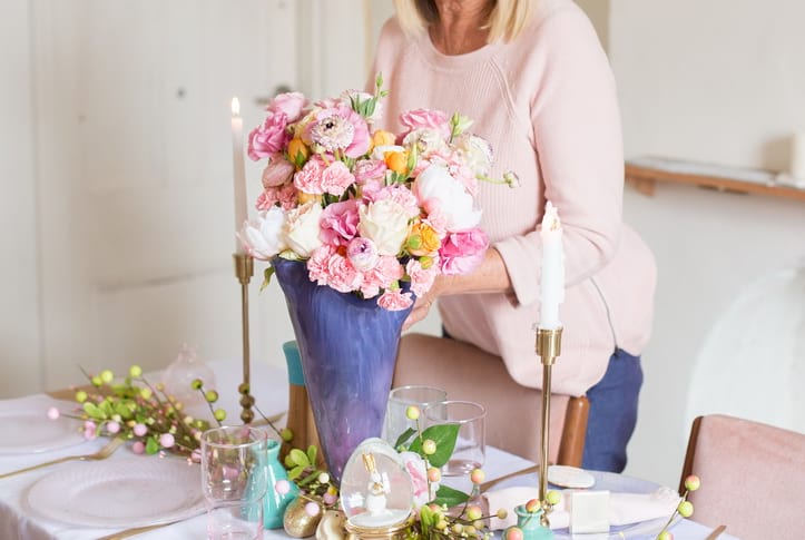 Choose glass vases for your Easter table decor and treat your family to a beautiful Easter brunch! The purple glass vase Flore is the perfect Easter centerpiece.